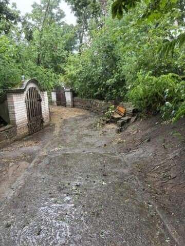 Starkregen richtet Schäden am Felsenkeller an Starkregen richtet Schäden am Felsenkeller an